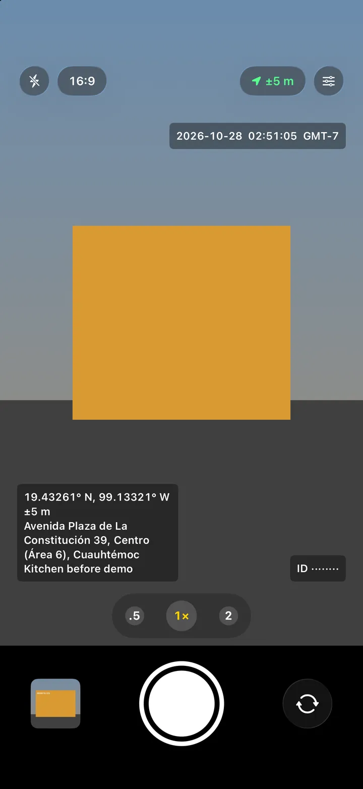 L'appareil avec la mise en page Coins : la date dans le coin supérieur, le lieu et la note en bas, l'identifiant de la photo dans l'autre coin